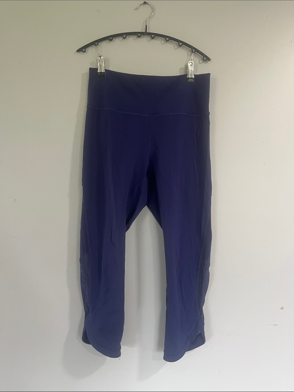 Woman’s lululemon athletica Deep Navy Cropped Leggings 8